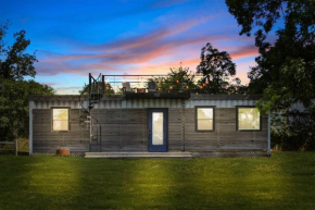 The Woods- Container Tiny House 12 min to Magnolia/Baylor/Downtown